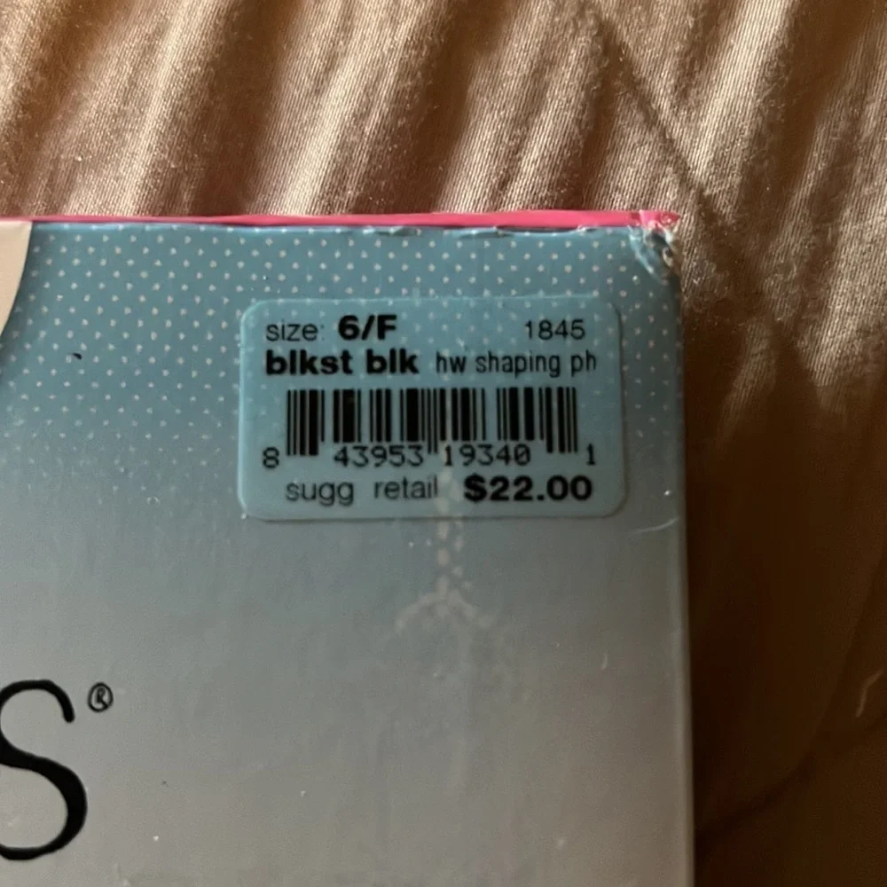 SPANX‎ Assets Red Hot Label!